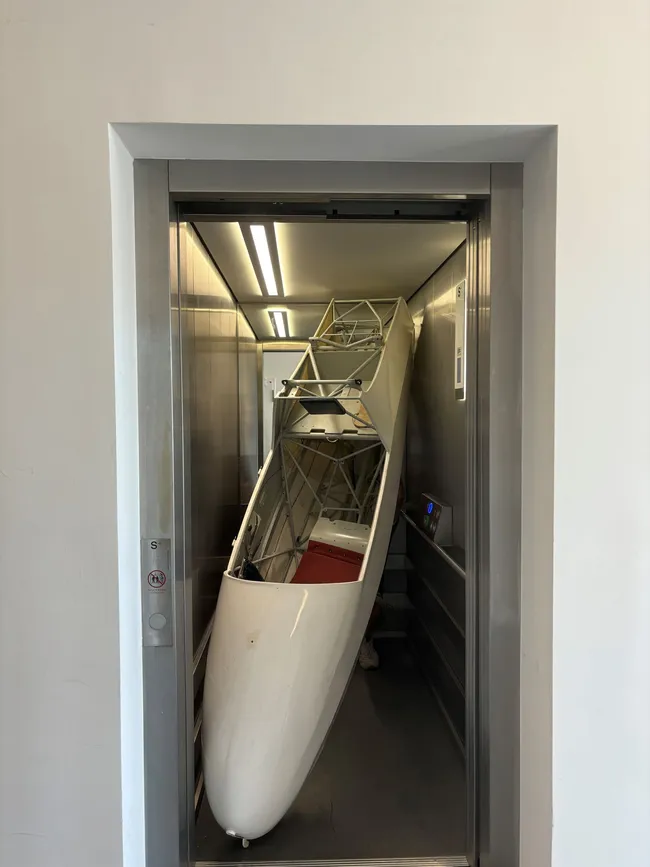 Transport des Segelflugcockpits im Aufzug