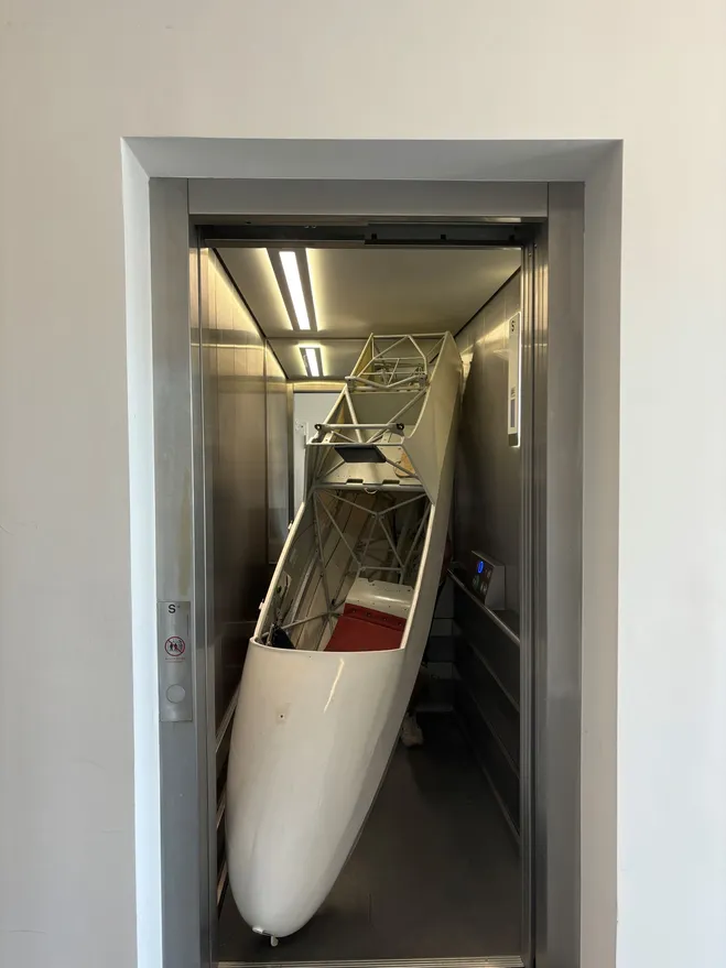 Transport des Segelflugcockpits im Aufzug