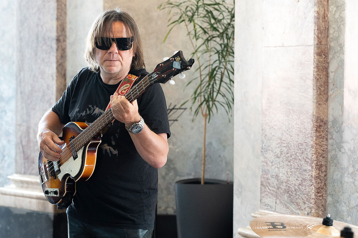Prof. Dr. Sven Eric Panitz spielt Bass und trägt eine schwarze Sonnenbrille.
