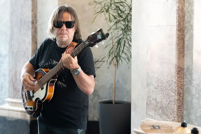 Prof. Dr. Sven Eric Panitz spielt Bass und trägt eine schwarze Sonnenbrille.