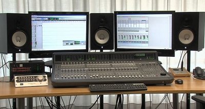 Arbeitsplatz im Audiotechnik-Labor