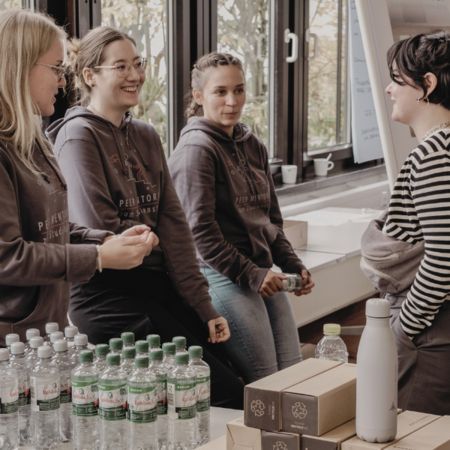 Laura47 junge Frauen an einem Stand, unterhalten sich
