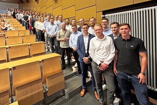 Gruppenfoto der Absolvent:innen des Studienbereichs Maschinenbau im großen Hörsaal auf dem Campus Rüsselsheim