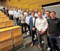 Gruppenfoto der Absolvent:innen des Studienbereichs Maschinenbau im großen Hörsaal auf dem Campus Rüsselsheim