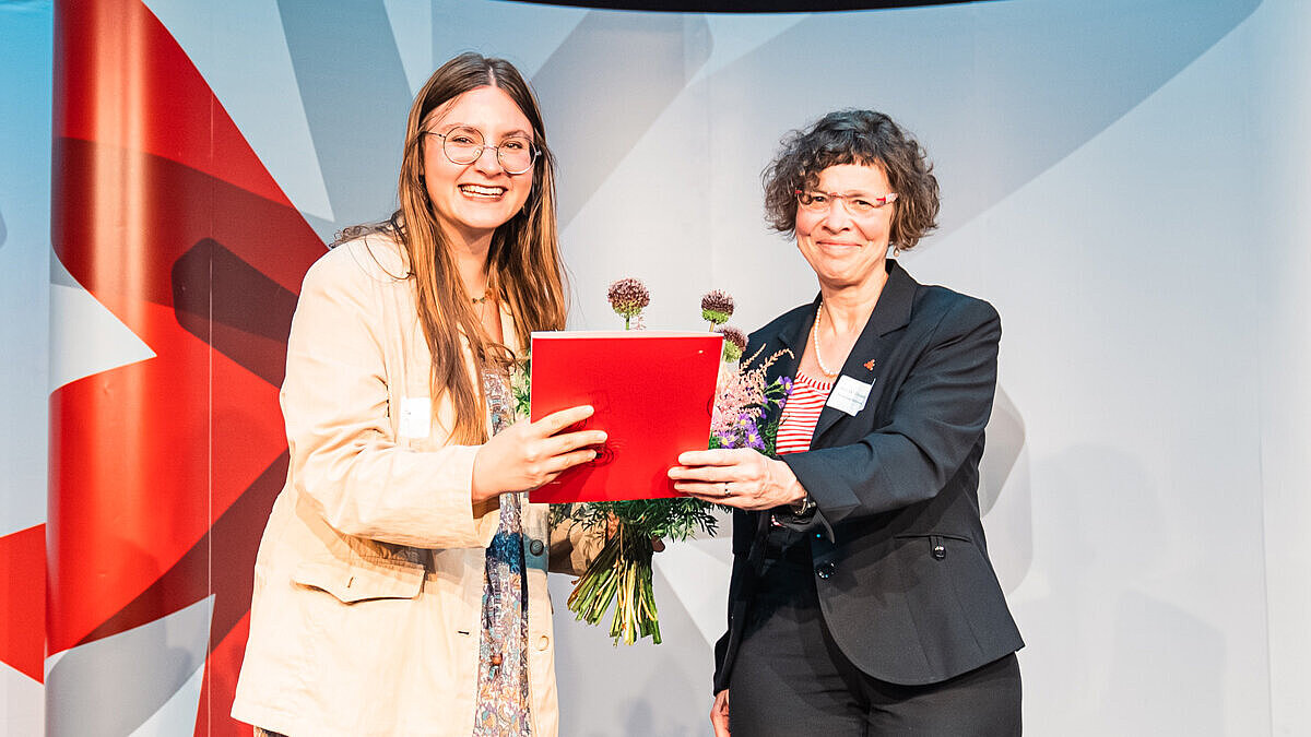 DAAD-Preisträgerin Daryna Blyshchuk (links) mit Prof. Dr. Christiane Jost, Vizepräsidentin für Studium, Lehre und Internationales