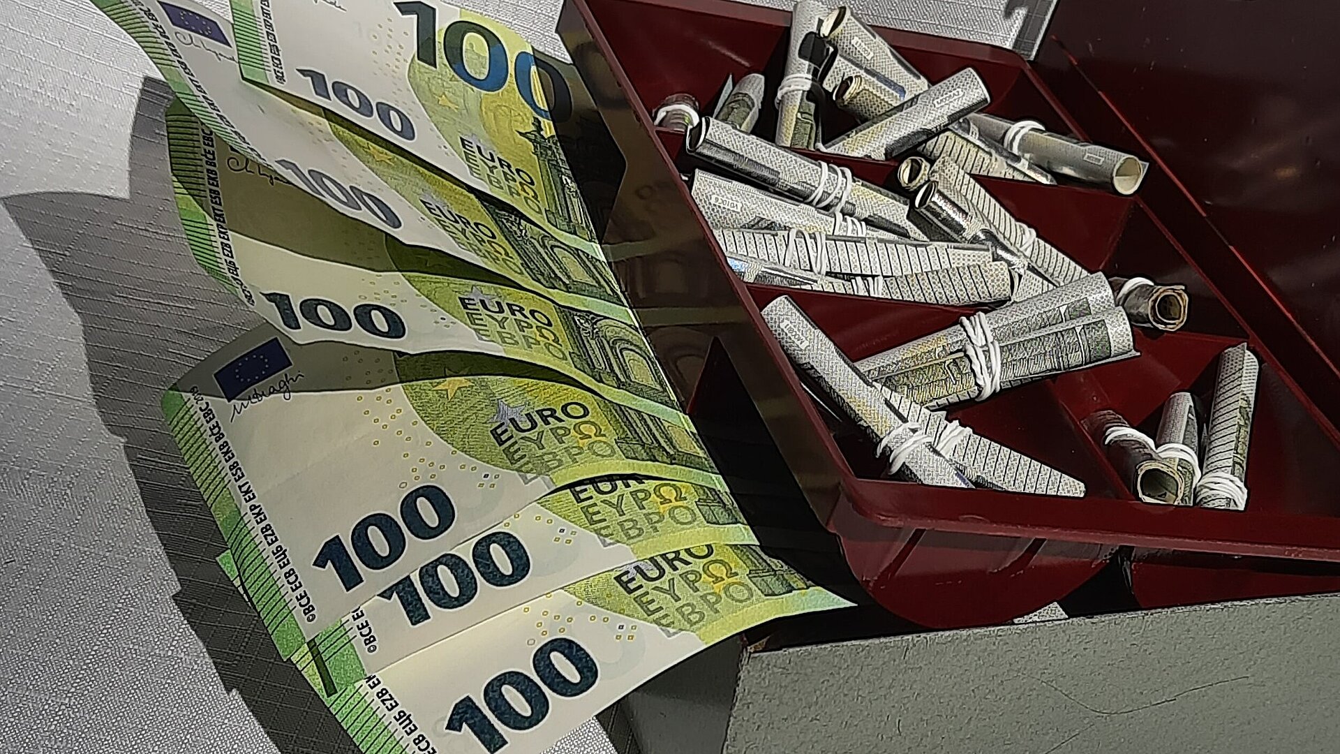 Seitliche Sicht auf Geldkassette mit hunderter und fünfer Euroscheinen