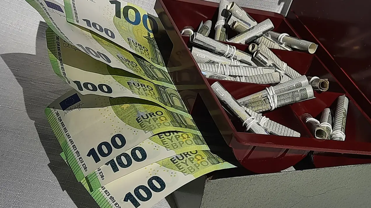 Seitliche Sicht auf Geldkassette mit hunderter und fünfer Euroscheinen