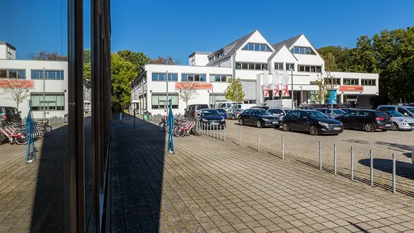 Außenansicht Gebäude B am Campus Unter den Eichen