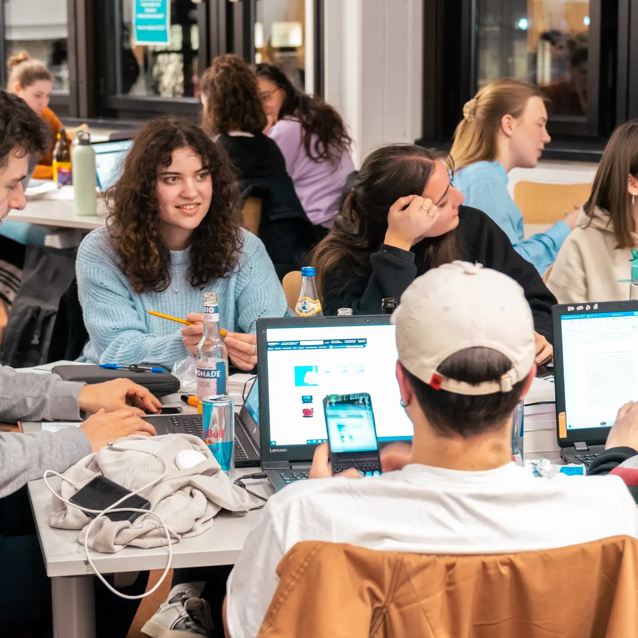 Studierende bei der langen Nacht der ungeschriebenen Hausarbeiten
