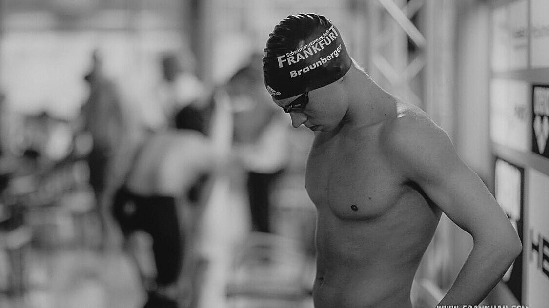 Porträt von Richard Braunberger, Schwimmen Schwarz-Weiß-Bild von Richard Braunberger, er ist oberkörperfrei und trägt Badekappe und Schwimmbrille.