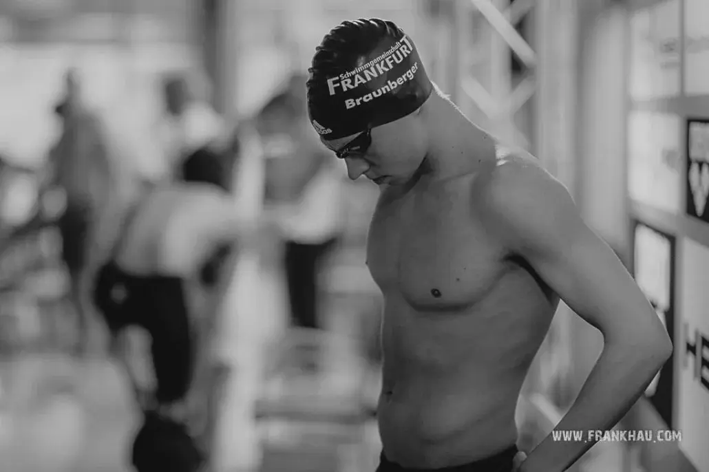 Schwarz-Weiß-Bild von Richard Braunberger, er ist oberkörperfrei und trägt Badekappe und Schwimmbrille.
