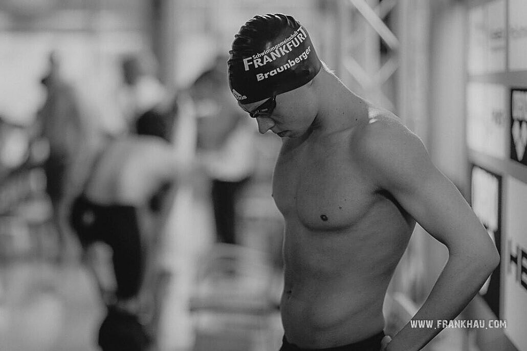Porträt von Richard Braunberger, Schwimmen Schwarz-Weiß-Bild von Richard Braunberger, er ist oberkörperfrei und trägt Badekappe und Schwimmbrille.