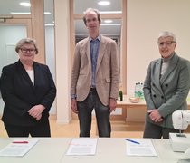 Hochschulpräsidentin Prof. Dr. Eva Waller, Pfarrer Andreas Jung und die Direktorin des Caritasverbands Offenbach/Main e.V. Christiane Leonhardt-Içten bei der Unterzeichnung des Kooperationsvertrags © Hochschulkommunikation | Hochschule RheinMain 