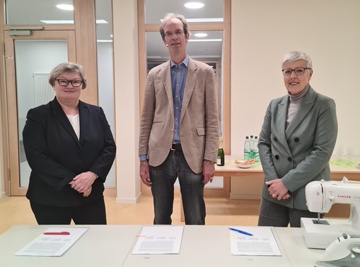 Hochschulpräsidentin Prof. Dr. Eva Waller, Pfarrer Andreas Jung und die Direktorin des Caritasverbands Offenbach/Main e.V. Christiane Leonhardt-Içten bei der Unterzeichnung des Kooperationsvertrags © Hochschulkommunikation | Hochschule RheinMain 