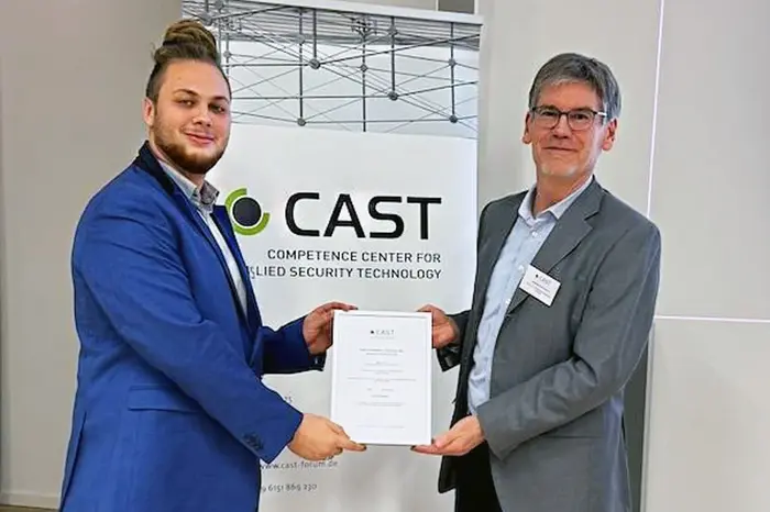 Prof. Dr. Andreas Heinemann überreicht Sören Jost die Urkunde für den zweiten Platz des CAST-Förderpreises