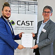 Prof. Dr. Andreas Heinemann überreicht Sören Jost die Urkunde für den zweiten Platz des CAST-Förderpreises