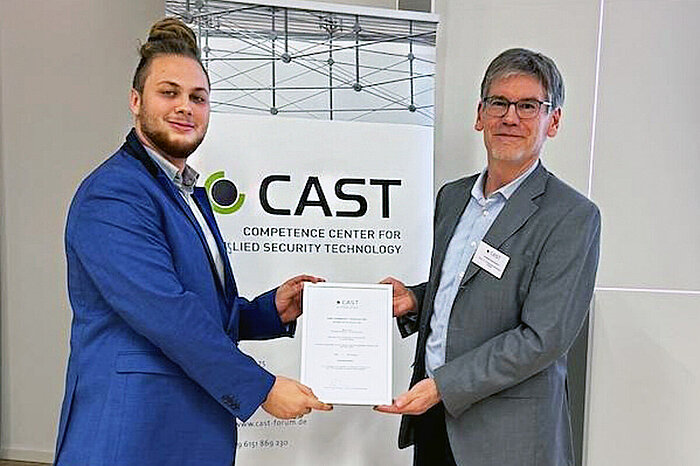 Prof. Dr. Andreas Heinemann überreicht Sören Jost die Urkunde für den zweiten Platz des CAST-Förderpreises