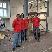 Mitarbeitende in roten HSRM-T-Shirts in der Bibliothek