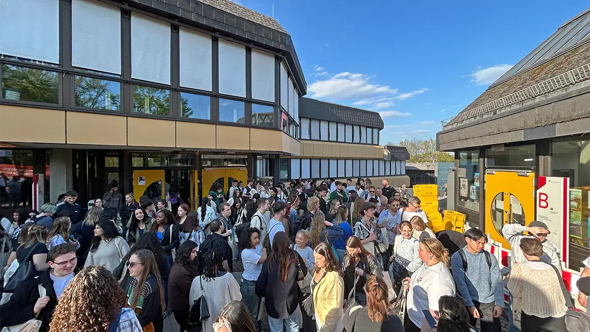 Studierende auf dem Campus Kurt-Schumacher-Ring warten auf den Beginn der Erstsemesterbegrüßung.