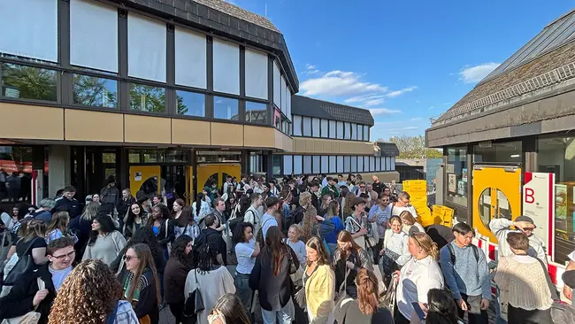 Studierende auf dem Campus Kurt-Schumacher-Ring warten auf den Beginn der Erstsemesterbegrüßung.