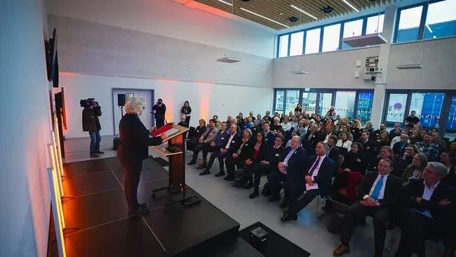 Prof. Dr. Eva Waller steht am Rednerpult