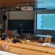 Prof. Dr. Andreas Bahmer zeigt den Jugendlichen die Großartigkeit des menschlichen Gehirns.