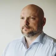 Porträtfoto von Prof. Dr.-Ing. Kalman Graffi vor hellem Hintergrund