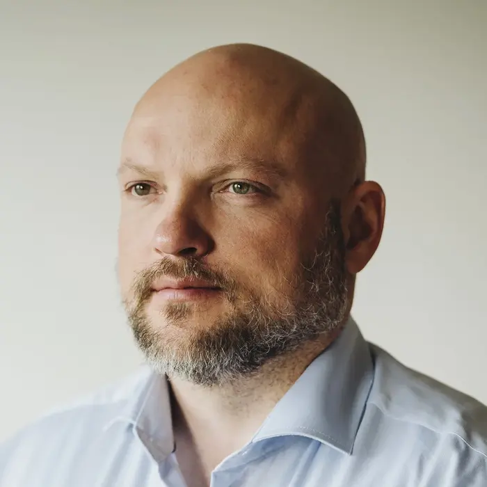 Porträtfoto von Prof. Dr.-Ing. Kalman Graffi vor hellem Hintergrund