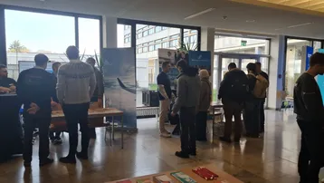 Studierende informieren sich bei Unternehmen