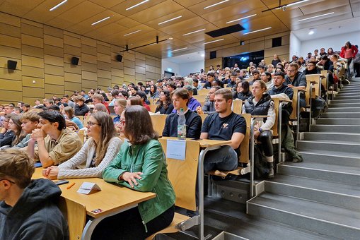 Blick in die Reihe eines vollbesetzten Hörsaals am Campus Rüsselsheim