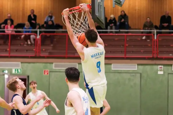 Calvin Schaum, Mitspieler und Gegner bei einem Basketball-Spiel