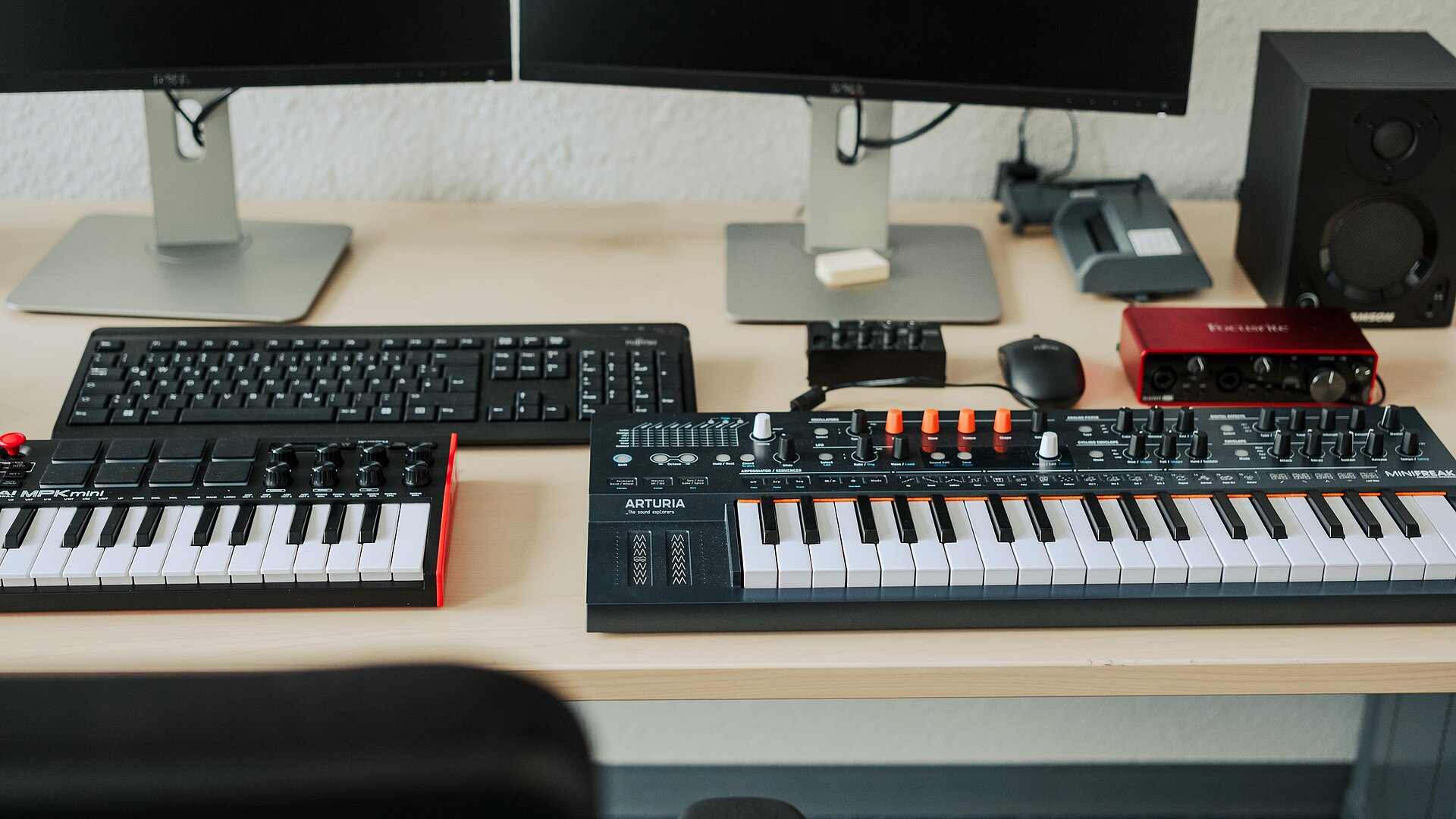 Keyboards mit Mischpult auf Schreibtisch