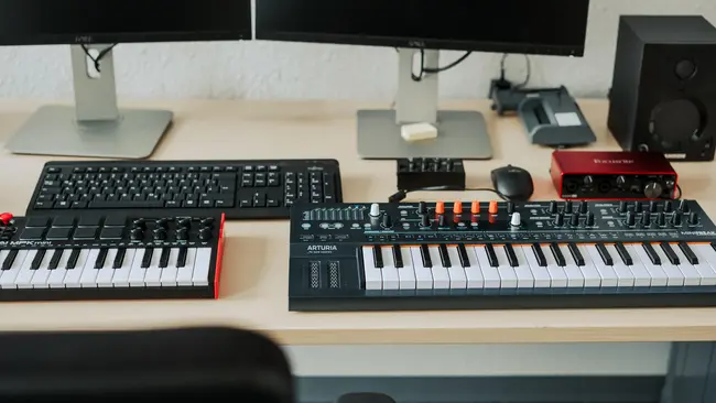 Keyboards mit Mischpult auf Schreibtisch