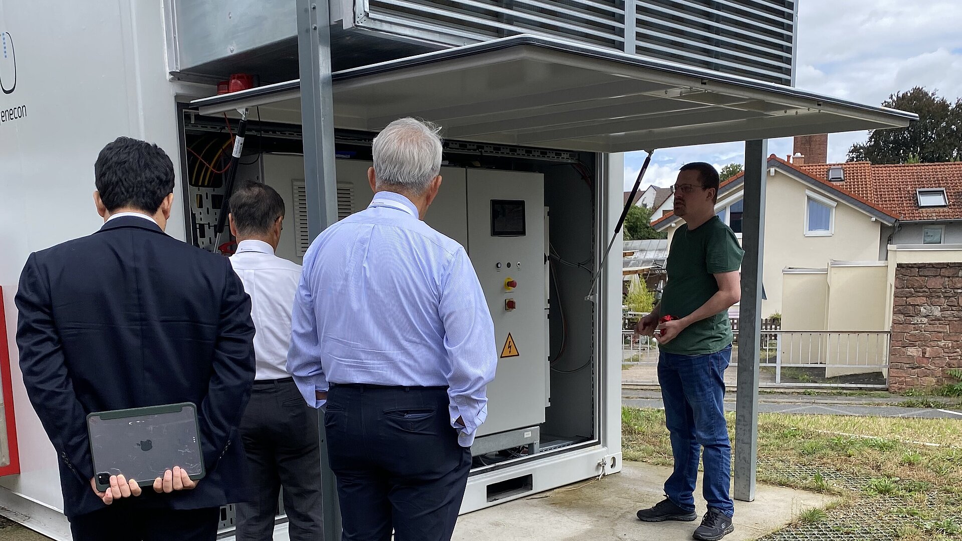 Japanische Delegation besichtigt Batteriespeicher
