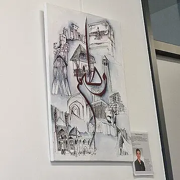 Das Bild zeigt eine Ausstellung mit drei Gemälden an einer Wand. In der Mitte ist ein Porträt einer Frau mit langen, braunen Haaren. Links davon sind Menschenfiguren und rote Blumen dargestellt, und rechts ein weiteres, abstraktes Bild mit verschiedenen Motiven.
