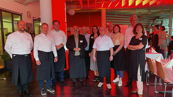 Das Team der prominenten Kellner:innen beim Studi-Dinner am Campus Rüsselsheim.