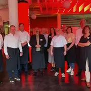 Das Team der prominenten Kellner:innen beim Studi-Dinner am Campus Rüsselsheim.