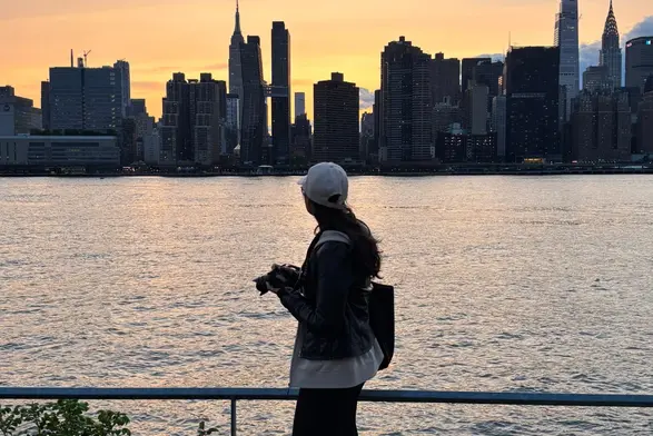 Sobia Khan vor der Skyline von New York während des Sonnenuntergangs