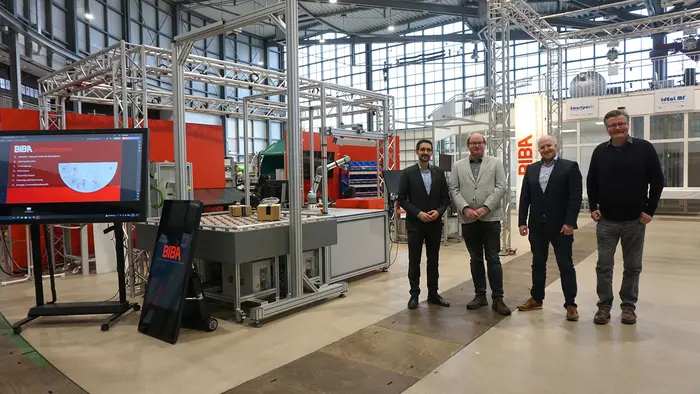 Die vier am Projekt WeR3t-Netze beteiligten Professoren stehen nach dem Auftkttreffen für ein Gruppenfoto im BIBA.