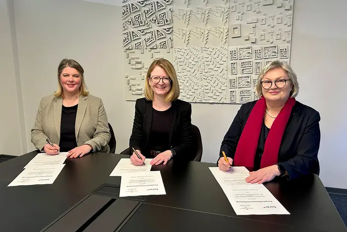 Prof. Dr. Kathrin Witek, Dekanin des Fachbereichs Sozialwesen, Stadträtin Dr. Patricia Becher, Dezernat für Soziales, Bildung und Wohnen, und Prof. Dr. Eva Waller, Präsidentin der Hochschule RheinMain, unterzeichen die Kooperationsvereinbarung.