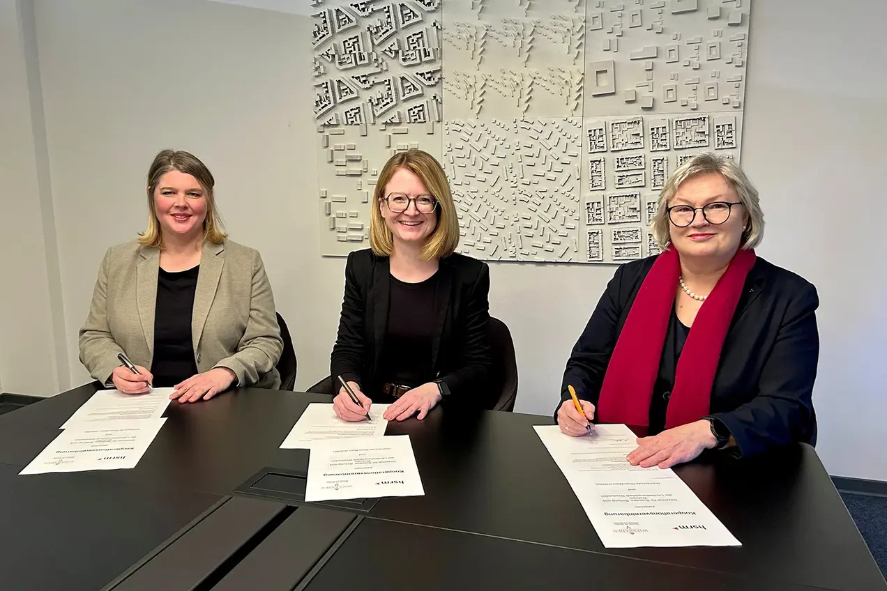 Prof. Dr. Kathrin Witek, Dekanin des Fachbereichs Sozialwesen, Stadträtin Dr. Patricia Becher, Dezernat für Soziales, Bildung und Wohnen, und Prof. Dr. Eva Waller, Präsidentin der Hochschule RheinMain, unterzeichen die Kooperationsvereinbarung.