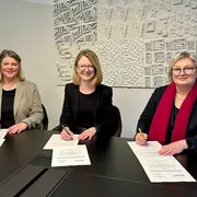 Prof. Dr. Kathrin Witek, Dekanin des Fachbereichs Sozialwesen, Stadträtin Dr. Patricia Becher, Dezernat für Soziales, Bildung und Wohnen, und Prof. Dr. Eva Waller, Präsidentin der Hochschule RheinMain, unterzeichen die Kooperationsvereinbarung.