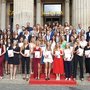 Gruppenfoto mit Absolvent:innen des Fachbereichs Wiesbaden Business School vor dem Kurhaus Wiesbaden