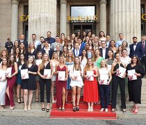 Gruppenfoto mit Absolvent:innen des Fachbereichs Wiesbaden Business School vor dem Kurhaus Wiesbaden