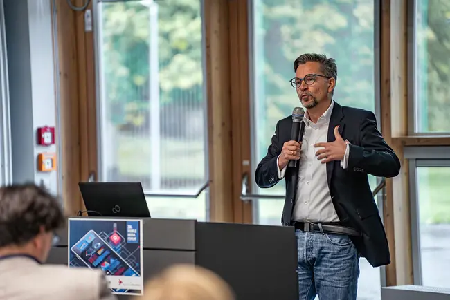 Prof. Dr. Stephan Böhm spricht während seines Vortrags in ein Mikrofon.