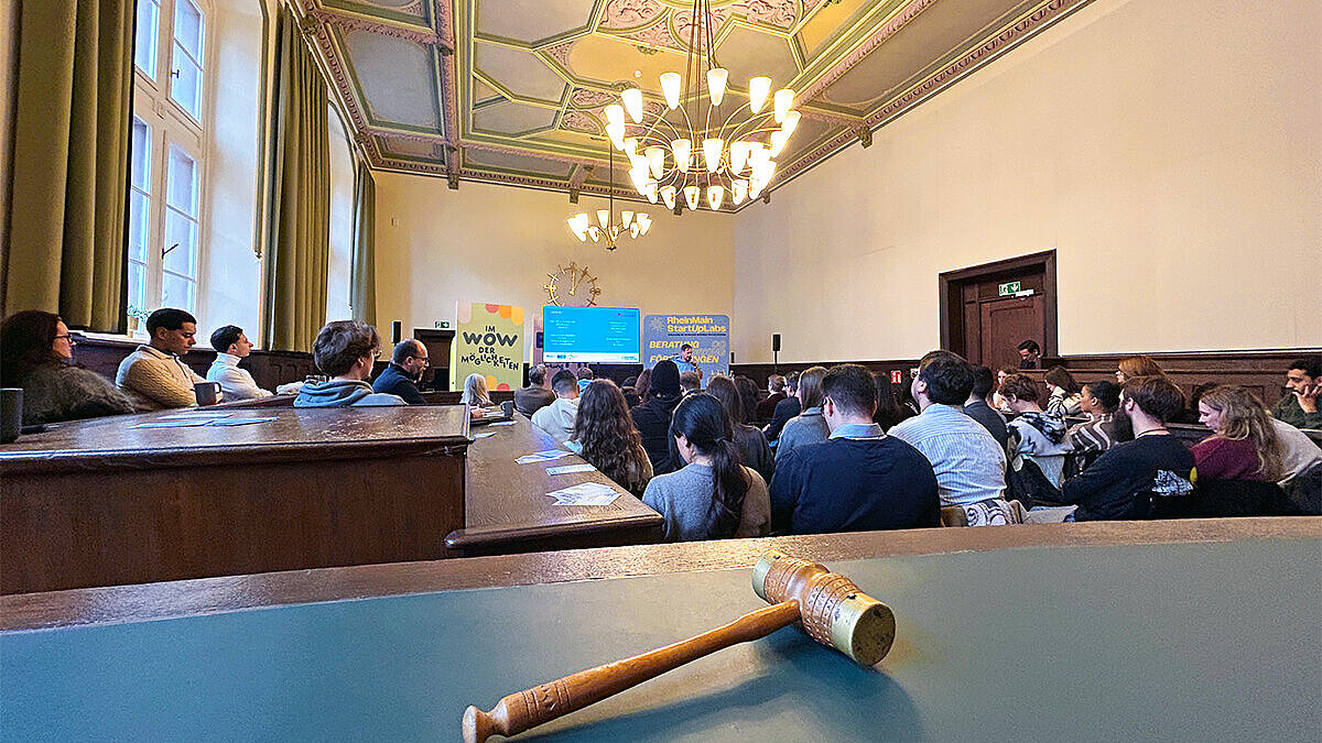 Blick von der Richterbank in den Schwurgerichtssaal des Alten Gericht. Auf dem Tisch liegt ein historischer Richterhammer.