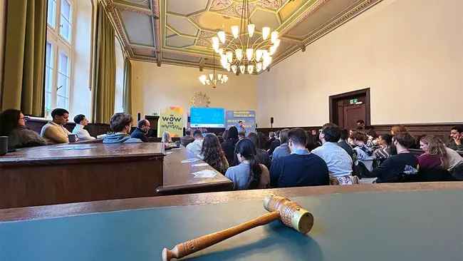 Blick von der Richterbank in den Schwurgerichtssaal des Alten Gericht. Auf dem Tisch liegt ein historischer Richterhammer.