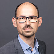 Portrait photo of Dr. Felix Dillenberger