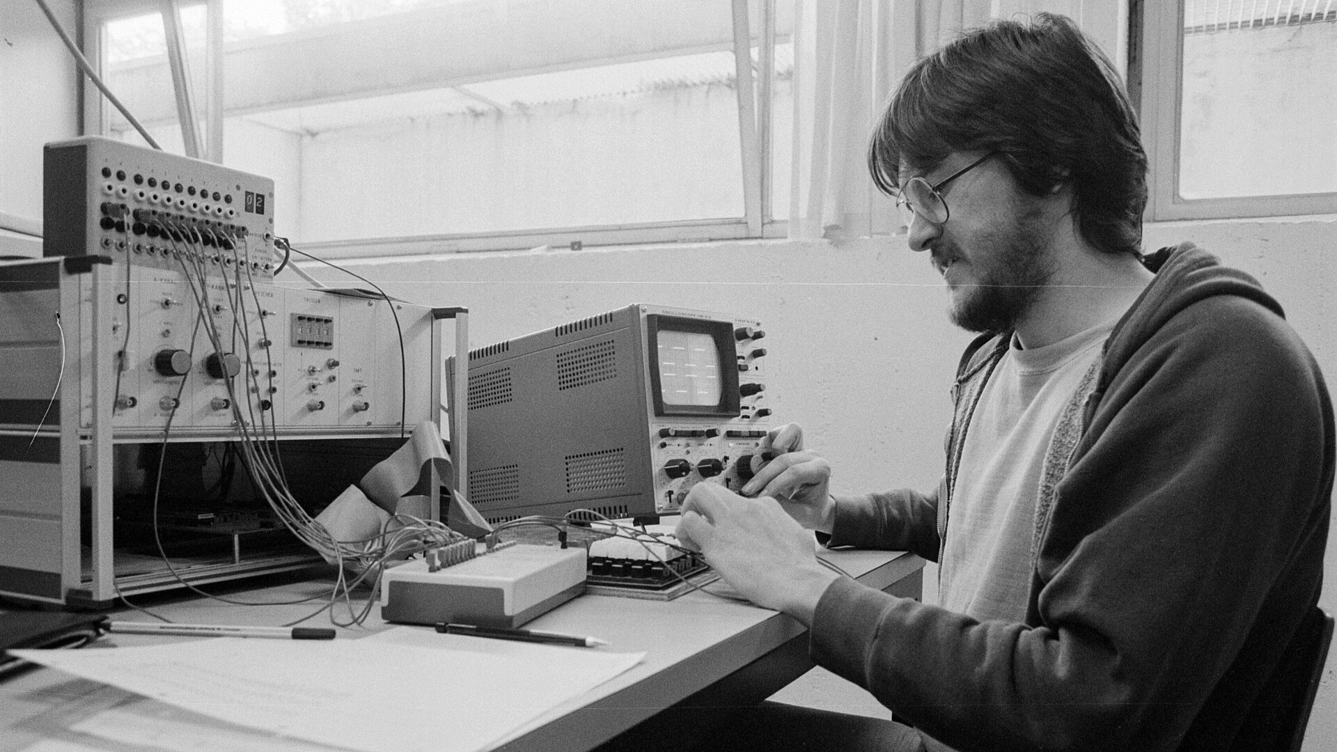 Student vor technischen Geräten der 80er Jahre