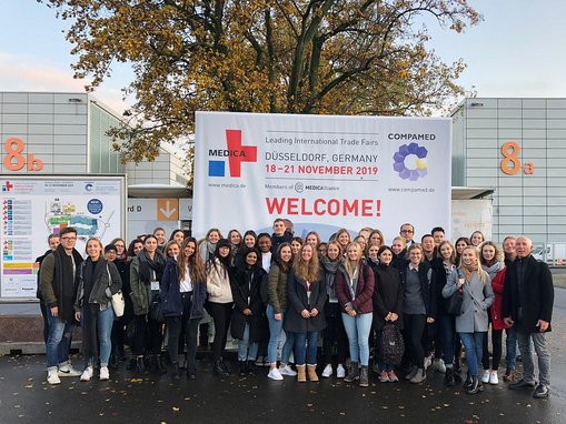 MEDICA 2019: Gruppenfoto - Wiesbaden Business School - Studiengang Gesundheitsökonomie | Foto: P. Coy